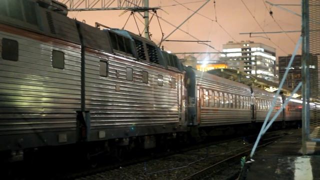 ЧС7 070 под дождём отправляется в ночь со скорым поездом № 57 Москва - Старый Оскол. смотреть онлайн