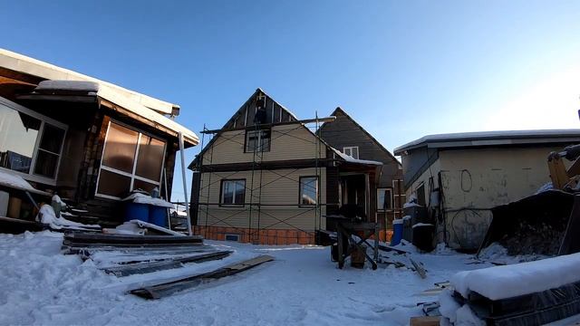 Монтаж металлического сайдинга корабельная доска на фронтон. Дом в снт садовод, часть 2. Timelapse смотреть онлайн