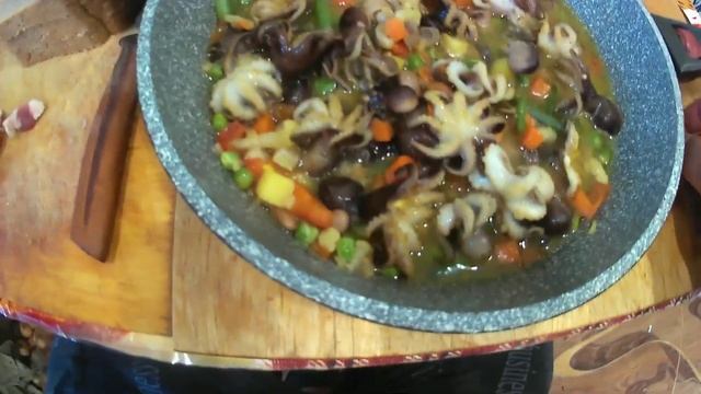 МОРСКИЕ ОСМИНОГИ ЖАРЮ С ОВОЩАМИ. смотреть онлайн
