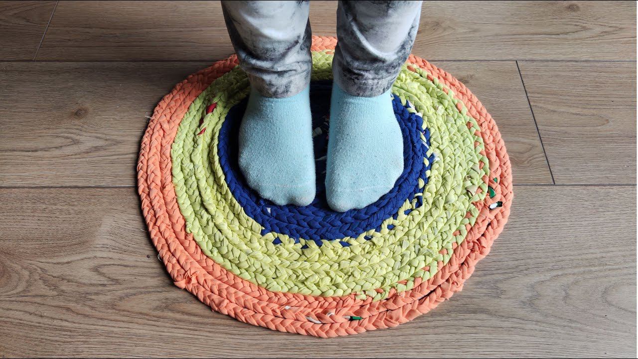 ПЛЕТУ КОВРИКИ ИЗ СТАРЫХ ФУТБОЛОК! смотреть онлайн