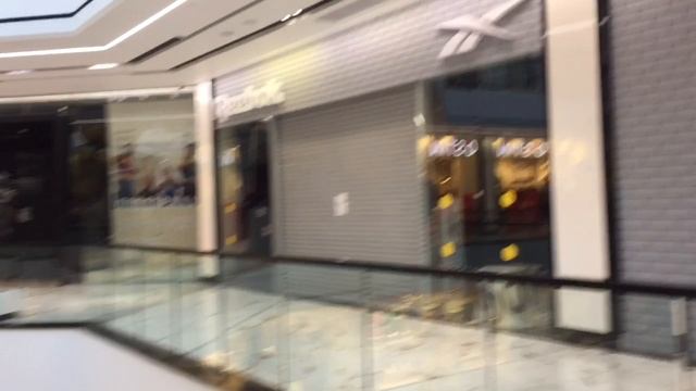 Какие магазины закрылись весной после санкций в России? Обзор ТРЦ Avenue на юго-западной в Москве. смотреть онлайн