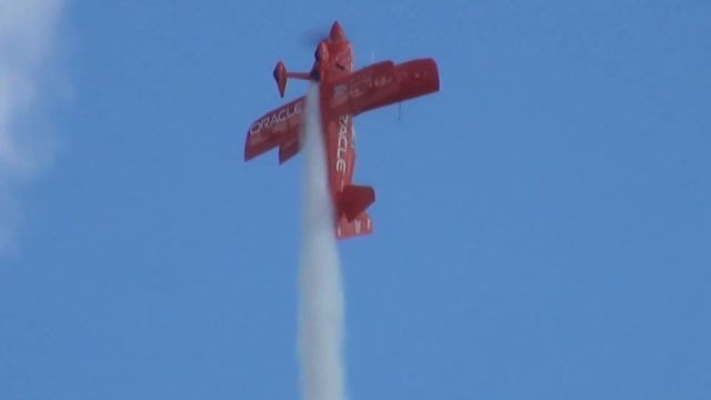 Sean D. Tucker Oracle Challenger III biplane at Oshkosh 2013 Thursday смотреть онлайн