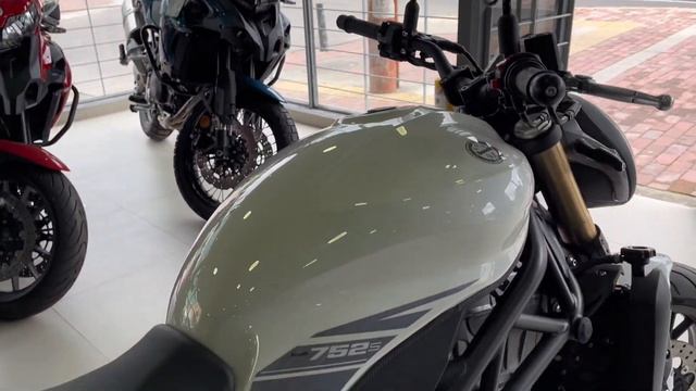 Llegó! La 700 mas barata! Benelli 752s modelo 2023 con un precio uff ? nuevo color ? qué tal ? смотреть онлайн