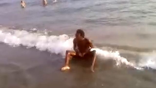 пьяный негр в прибое в Лоо смотреть онлайн