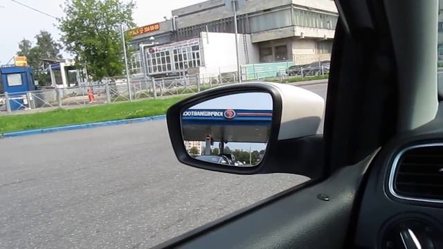 Bugatti Veyron с охраной. В Питере на бензоправке Кириши! смотреть онлайн