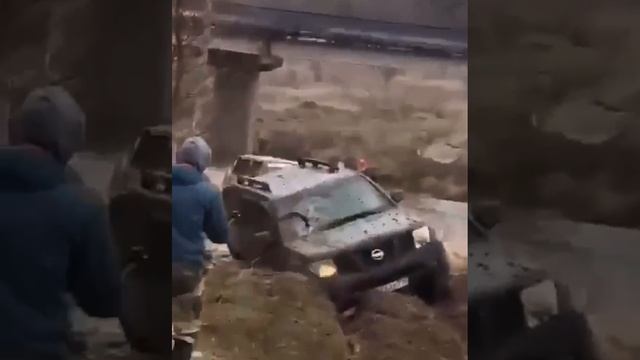 Трос оказался не таким уж крепким, а стекло не таким уж прочным ?