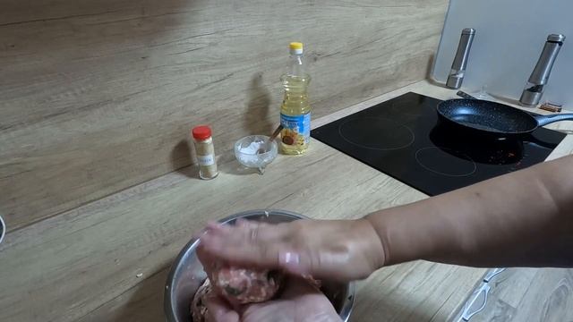 КОТЛЕТЫ С ПЛАВЛЕНЫМ СЫРКОМ И ЗЕЛЕНЬЮ смотреть онлайн