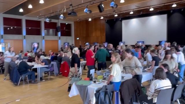 Беженцам на 800 евро подарили вещи Фестиваль супа в германии К Юле приехала Мама