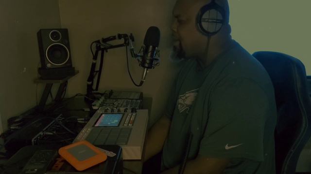 Akai MPC Live 2 Retro Edition - Flows On The Fly смотреть онлайн