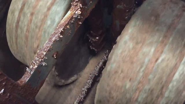 Начало создания шоколадной массы из какао-крупки Ecuador смотреть онлайн