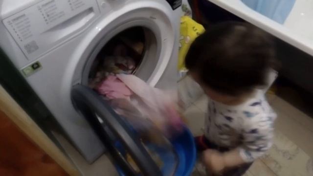 Хозяюшка Диана помогает маме по дому. Малыши и родители. смотреть онлайн