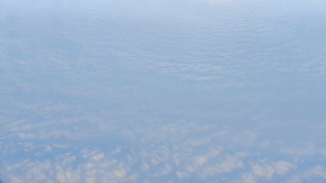 Голубые облака.Вид из иллюминатора самолета.