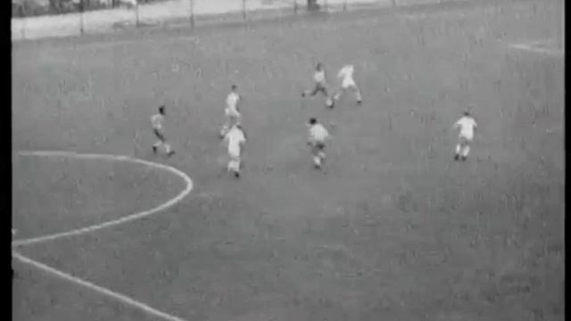 Garrincha some dribblings vs Bobby Moore / Brazil - England (World Cup 1962) смотреть онлайн