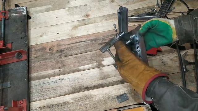 Как сделать отличный зажим! КРУТАЯ самоделка своими руками из хлама! смотреть онлайн