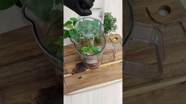 Домашний лимонад, вкусно и полезно. Клубника, лимон, мята, 2ст.л. сахара, вода и лед. смотреть онлайн