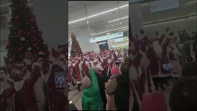 Десант захватил Московское метро! 100 Дедов Морозов окупировали станцию МЦК Нижегородская 26.12.202