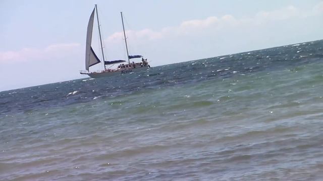 Евпатория. Вот,что можно найти на дне моря возле пляжа. 14. 07. 22г. смотреть онлайн