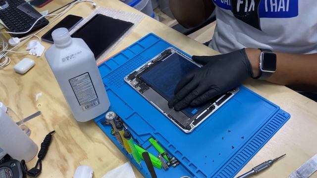 Apple iPad 5th Generation Battery Replacement/ Screen Replacement смотреть онлайн