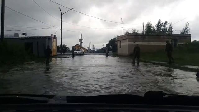 Армия не победима!!! Граблями лужу убирают! смотреть онлайн