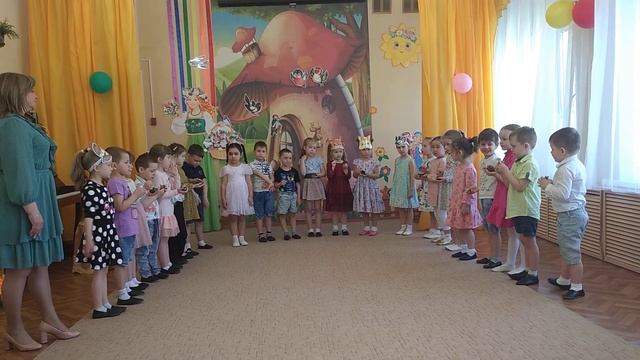 "Птички на кормушке" детский оркестр на кастаньетах и свистульках, средняя группа @ Арина Чугайкина смотреть онлайн