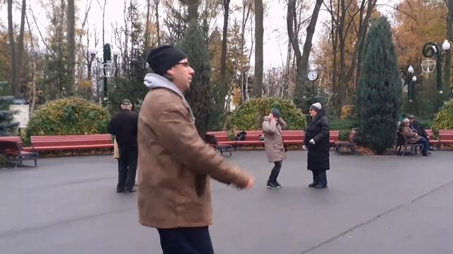 С РОЗОЮ КРАСИВОЮ НЕ ВСЕГДА ЛЮБОВЬ СЧАСТЛИВАЯ!???/ТАНЦЫ В ПАРКЕ ГОРЬКОГО ХАРЬКОВ НОЯБРЬ 2021 смотреть онлайн