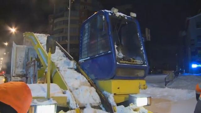 Коммунальные службы перешли на круглосуточный режим уборки снега смотреть онлайн