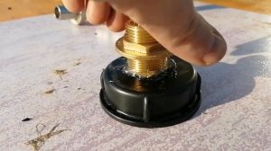 Как установить поливочный кран в еврокуб