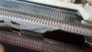 Узор ромбы без отрыва нити , частичным вязанием на машине .