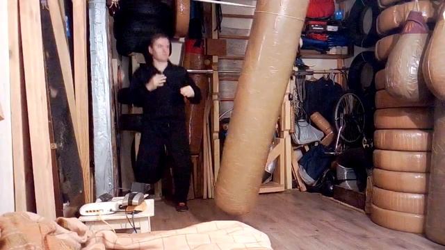 Макс Варвар. Удары ногами по мешку, с тренажёром "Рука-2" смотреть онлайн