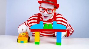 Видео про клоуна и конструктор для детей. Клоун Гоша строит Ворота для машинки!