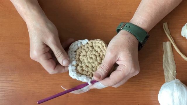 Квадратный коврик для собачки из старых вещей, связанный крючком. Подробно. смотреть онлайн