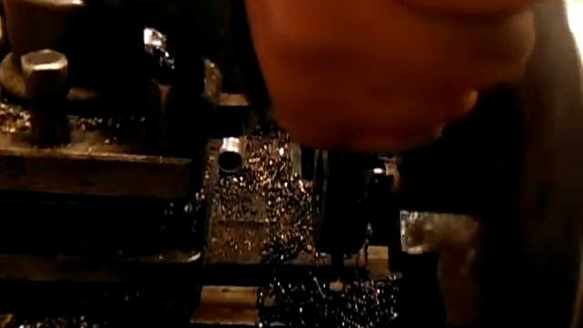 Нарезаем резьбу плашкой . смотреть онлайн