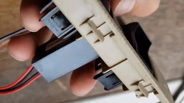 Колхозим USB зарядку и кнопку включения камеры на Mazda Premacy/ смотреть онлайн