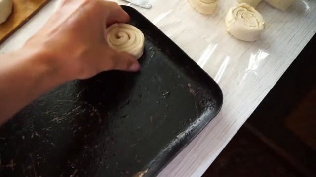 Булочки из слоеного теста. Простой бюджетный рецепт. Плюшки. Выпечка. На даче. смотреть онлайн