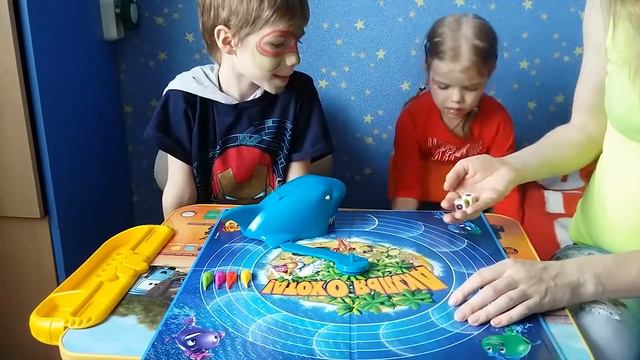 Даня и Дарина играют в Акулью охоту смотреть онлайн