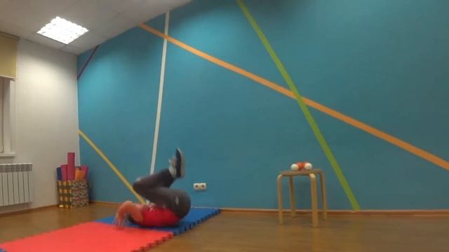 Получился какой-то типичный день из жизни цирковой школы =) смотреть онлайн