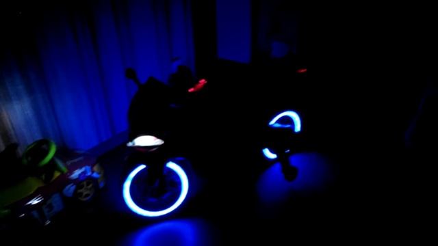 Ремонт боковых колесиков детского мотоцикла , играем в мотомастерскую, танцуем в темноте смотреть онлайн