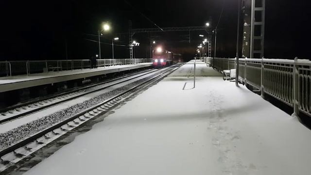 Электровоз ЭП2К-275 с поездом 001 "Красная Стрела". Санкт-Петербург-Московский - Москва-Пасс. смотреть онлайн
