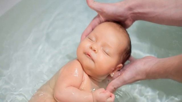 Что делать, если грудничку попала вода в уши смотреть онлайн