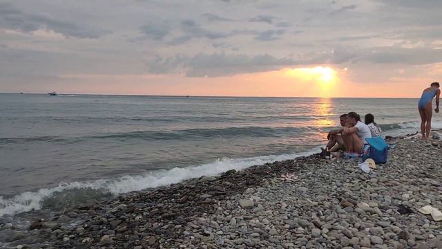 Пляж Багратион в Лазаревском, устье реки Псезуапсе, место где река впадает в море смотреть онлайн