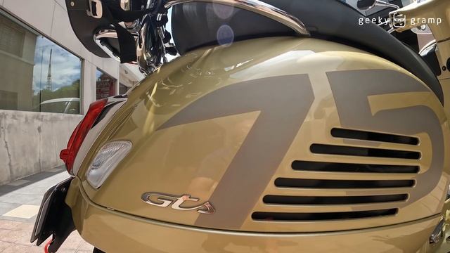 Vespa GTS 300 75th Anniversary Edition смотреть онлайн