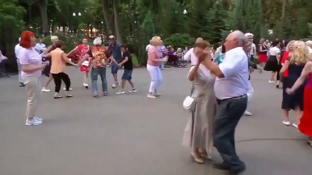 АХ КАК ЖАЛЬ.... НЕ СБЕРЕГЛИ ЛЮБОВЬ! КРАСИВЫЕ ТАНЦЫ В ПАРКЕ ГОРЬКОГО смотреть онлайн