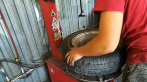 Поврежден реборд колеса.Заделать грыжу на шине