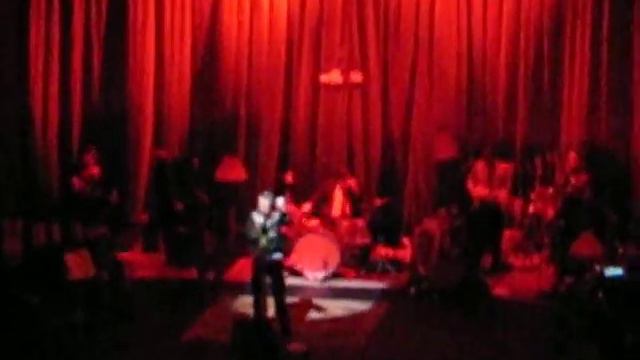 Hugh Laurie in Minsk singing Battle of Jerico смотреть онлайн
