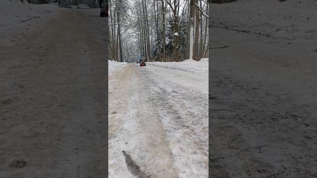 Покатушки на детских снегокатах с моторчиком! #дети #снегокат #зима смотреть онлайн