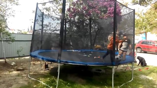 Батут - это отличный детский манеж, как оказалось )) смотреть онлайн