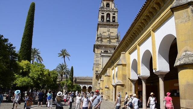 Внутренний двор Мескиты (мечеть) в Кордобе, Андалусия, Испания смотреть онлайн
