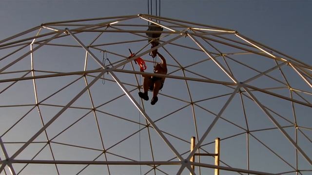 Финальная сборка купола на 150м2.AVI смотреть онлайн