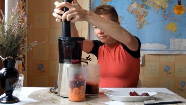 Сок свеклы, моркови и лимона шнековой соковыжималкой Redmond RJ-930S смотреть онлайн