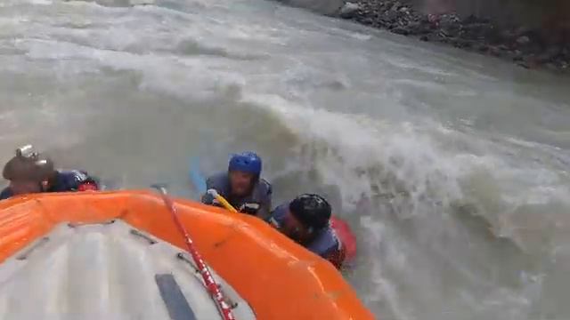 Проход порога Бегемот. Река Чуя. смотреть онлайн